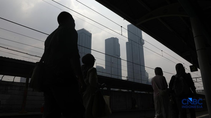 Penumpang KRL Commuter Line terlihat beraktivitas di Stasiun Karet, Jakarta Pusat, Senin (31/8/2026).