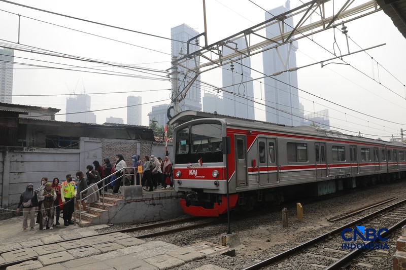 Penumpang KRL Commuter Line terlihat beraktivitas di Stasiun Karet, Jakarta Pusat, Senin (31/8/2026). (CNBC Indonesia/Muhammad Sabki)