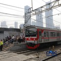 Penumpang KRL Commuter Line terlihat beraktivitas di Stasiun Karet, Jakarta Pusat, Senin (31/8/2026). (CNBC Indonesia/Muhammad Sabki)