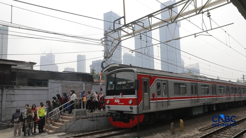 Penumpang KRL Commuter Line terlihat beraktivitas di Stasiun Karet, Jakarta Pusat, Senin (31/8/2026).