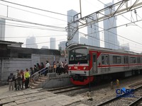 Penumpang KRL Commuter Line terlihat beraktivitas di Stasiun Karet, Jakarta Pusat, Senin (31/8/2026). (CNBC Indonesia/Muhammad Sabki)