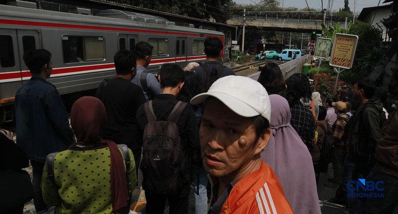 Penumpang KRL Commuter Line terlihat beraktivitas di Stasiun Karet, Jakarta Pusat, Senin (31/8/2026). (CNBC Indonesia/Muhammad Sabki)