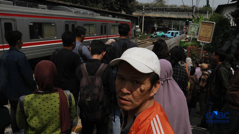 Penumpang KRL Commuter Line terlihat beraktivitas di Stasiun Karet, Jakarta Pusat, Senin (31/8/2026).
