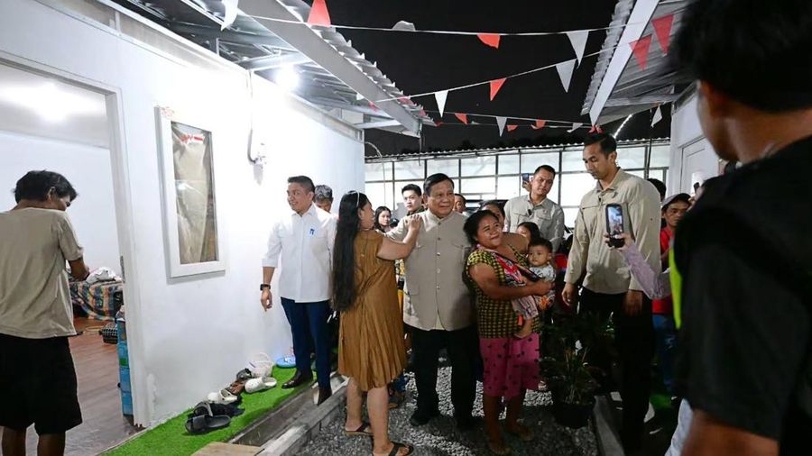 Presiden Prabowo Subianto menemui warga relokasi Senen yang kini menempati hunian baru, Jumat malam, 28 Agustus 2026. (Instagram/sekretariat.kabinet)