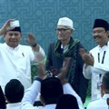 Presiden Prabowo Subianto menerima Kartu Tanda Anggota Nahdlatul Ulama (KartaNU) Rais 'Aam Pengurus Besar Nahdlatul Ulama (PBNU) untuk periode 20262031 K.H. Miftachul Akhyar dalam penutupan Muktamar ke-35 Nahdlatul Ulama, Jombang, Jawa Timur, Senin (