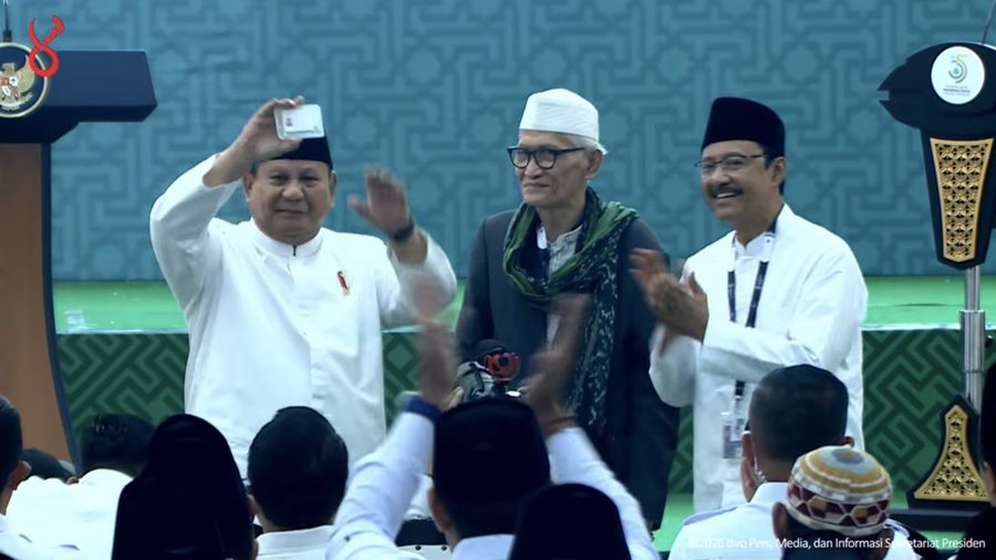 Presiden Prabowo Subianto menerima Kartu Tanda Anggota Nahdlatul Ulama (KartaNU) Rais 'Aam Pengurus Besar Nahdlatul Ulama (PBNU) untuk periode 20262031 K.H. Miftachul Akhyar dalam penutupan Muktamar ke-35 Nahdlatul Ulama, Jombang, Jawa Timur, Senin (