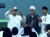Presiden Prabowo Subianto menerima Kartu Tanda Anggota Nahdlatul Ulama (KartaNU) Rais 'Aam Pengurus Besar Nahdlatul Ulama (PBNU) untuk periode 20262031 K.H. Miftachul Akhyar dalam penutupan Muktamar ke-35 Nahdlatul Ulama, Jombang, Jawa Timur, Senin (