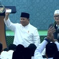 Presiden Prabowo Subianto menerima Kartu Tanda Anggota Nahdlatul Ulama (KartaNU) Rais 'Aam Pengurus Besar Nahdlatul Ulama (PBNU) untuk periode 20262031 K.H. Miftachul Akhyar dalam penutupan Muktamar ke-35 Nahdlatul Ulama, Jombang, Jawa Timur, Senin (