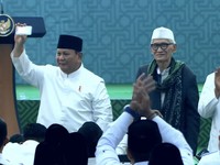 Presiden Prabowo Subianto menerima Kartu Tanda Anggota Nahdlatul Ulama (KartaNU) Rais 'Aam Pengurus Besar Nahdlatul Ulama (PBNU) untuk periode 20262031 K.H. Miftachul Akhyar dalam penutupan Muktamar ke-35 Nahdlatul Ulama, Jombang, Jawa Timur, Senin (