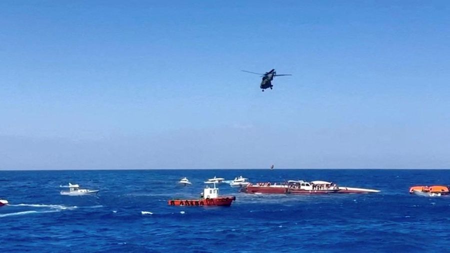 Sebuah helikopter mengevakuasi penumpang dari kapal feri yang terbalik di lepas pantai Siprus Utara pada 30 Agustus 2026, sebagaimana terlihat dalam tangkapan layar dari sebuah video ini.