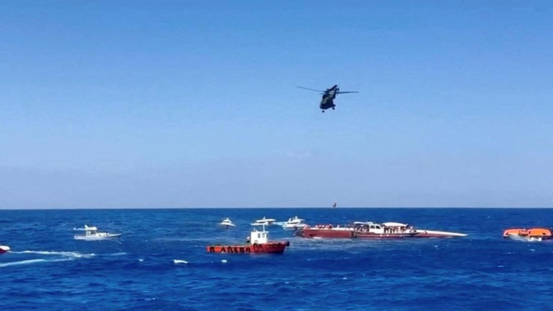 Sebuah helikopter mengevakuasi penumpang dari kapal feri yang terbalik di lepas pantai Siprus Utara pada 30 Agustus 2026, sebagaimana terlihat dalam tangkapan layar dari sebuah video ini.