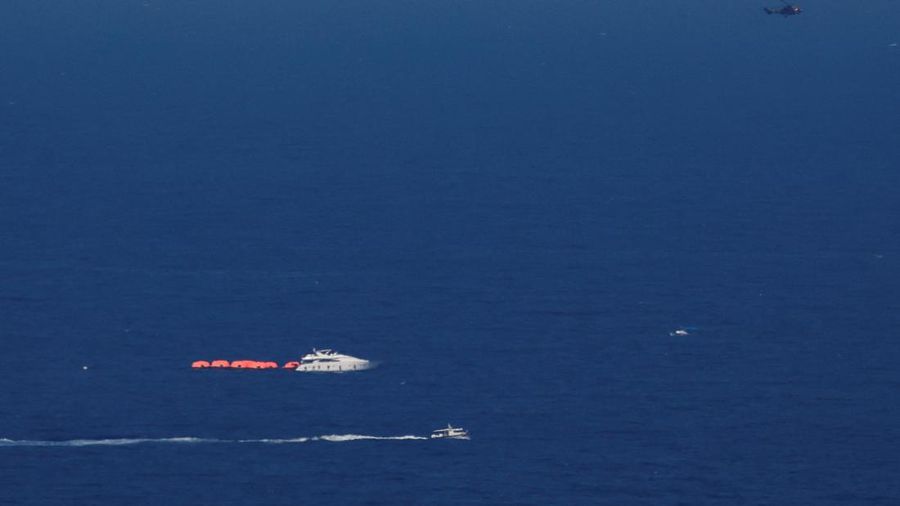Sebuah helikopter terbang melintasi lokasi tempat sebuah kapal penumpang terbalik di lepas pantai Kyrenia, di wilayah Siprus utara yang dikuasai Turki, pada 30 Agustus 2026.
