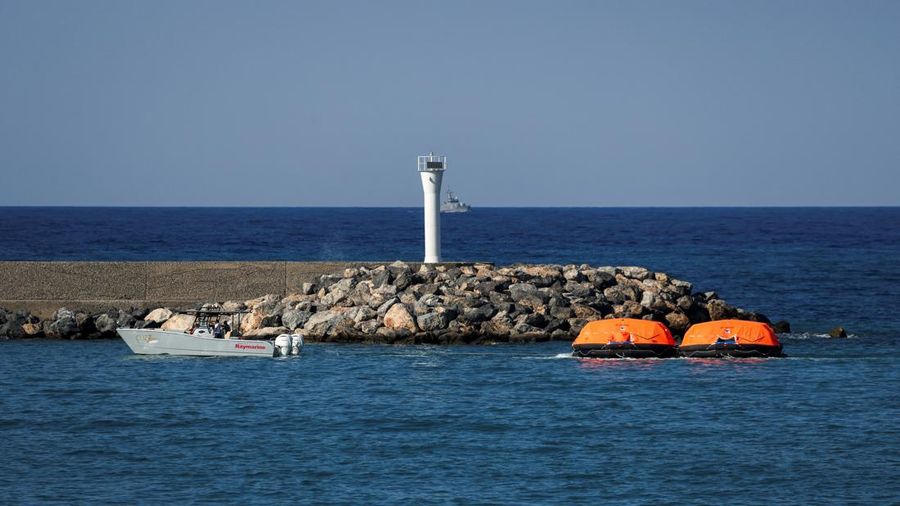 Sebuah perahu motor menarik rakit penolong tiup selama operasi penyelamatan untuk mengevakuasi orang-orang dari kapal penumpang yang terbalik di lepas pantai Kyrenia, di wilayah Siprus utara yang dikuasai Turki, pada 30 Agustus 2026.