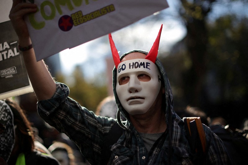 Para pengunjuk rasa membawa plakat dan boneka saat melakukan aksi long march di kediaman Peter Thiel&mdash;salah satu pendiri Palantir dan pemegang saham baru di Vista Energy&mdash;dengan seruan