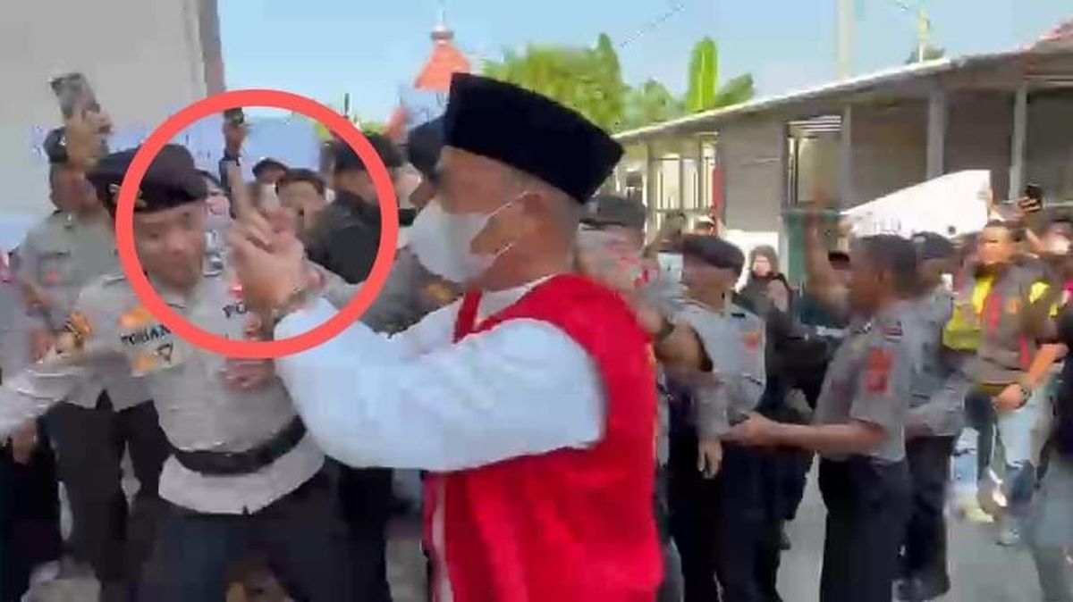 Terdakwa Acungkan Jari Tengah, Sidang Vonis Kasus Pembunuhan di Polman Ricuh