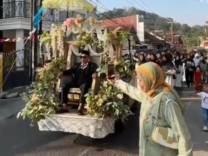 Unik! Pengantin di Kuningan Diarak Forklift Sejauh 700 Meter