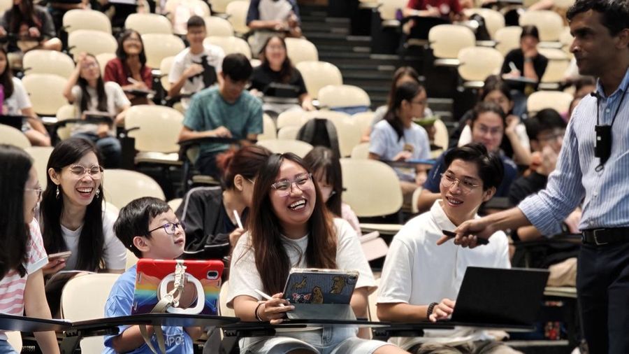 Theodore Kwan, 8 tahun, menghadiri kuliah kimia di Nanyang Technological University. (Dok. Nanyang Technological University)