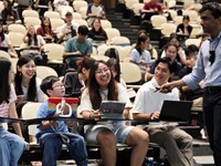 Theodore Kwan, 8 tahun, menghadiri kuliah kimia di Nanyang Technological University. (Dok. Nanyang Technological University)