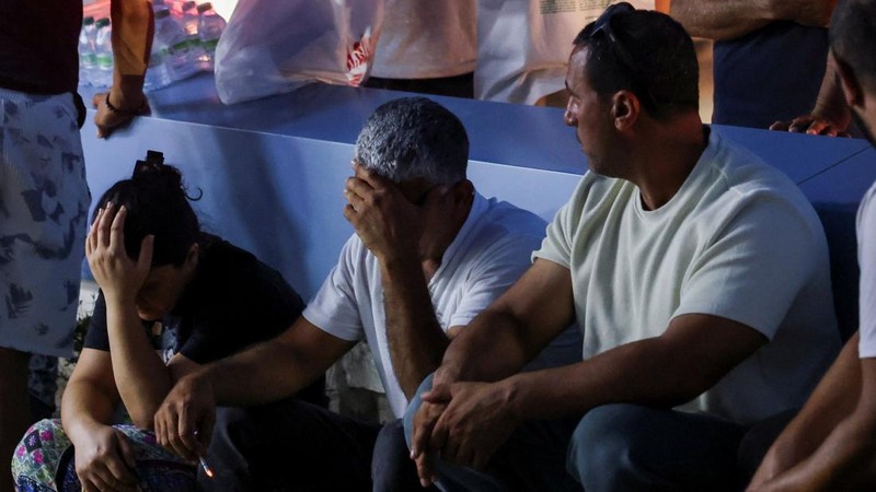 Warga bereaksi saat berkumpul di dekat sebuah rumah sakit setelah sebuah kapal penumpang terbalik di lepas pantai Kyrenia, wilayah Siprus utara yang dikuasai Turki, pada 30 Agustus 2026.