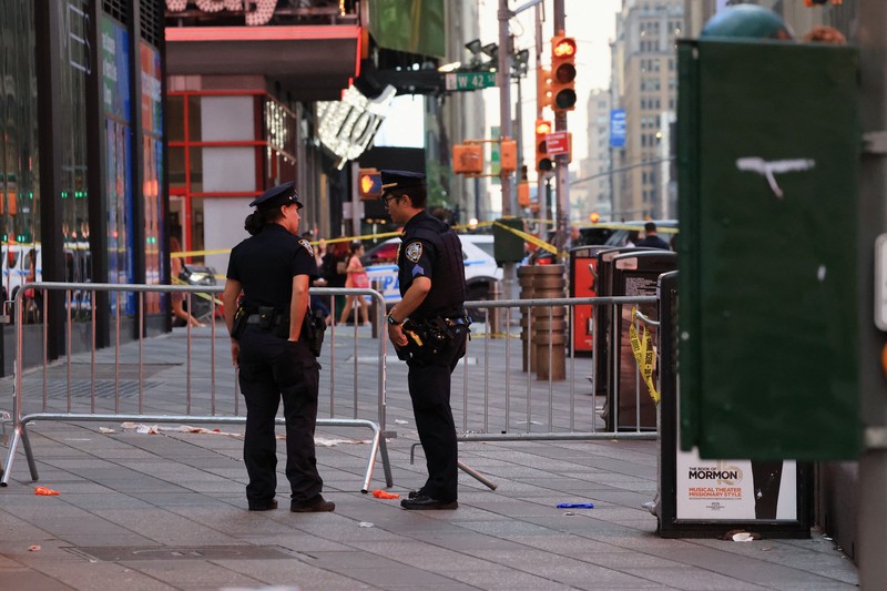 Anggota NYPD berjaga di lokasi kejadian penembakan yang melibatkan petugas kepolisian di Times Square, New York City, AS, pada 31 Agustus 2026. (REUTERS/Brendan McDermid)
