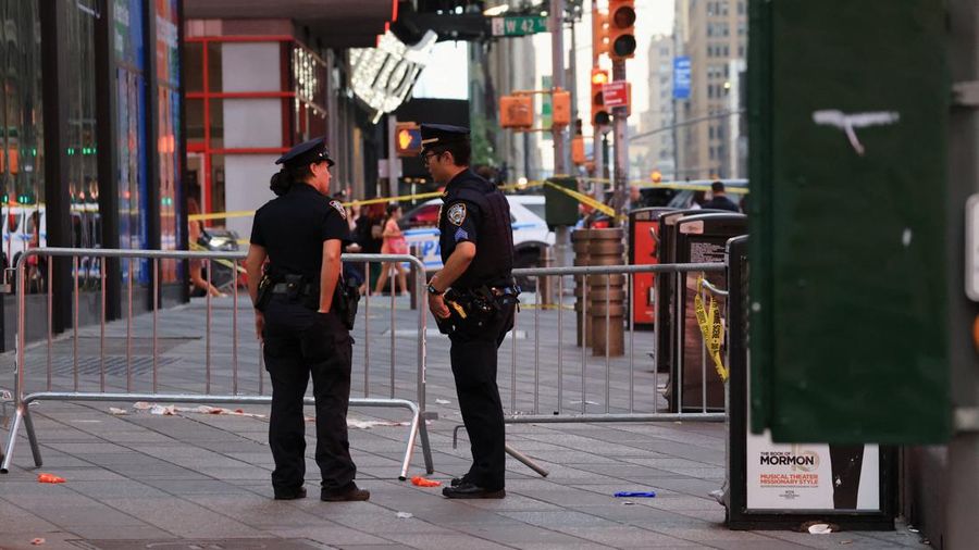 Anggota NYPD berjaga di lokasi kejadian penembakan yang melibatkan petugas kepolisian di Times Square, New York City, AS, pada 31 Agustus 2026. (REUTERS/Brendan McDermid)