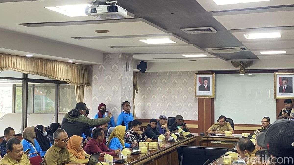 Walkot Respati Diadukan Pemulung TPA Putri Cempo Solo ke Pemprov Jateng