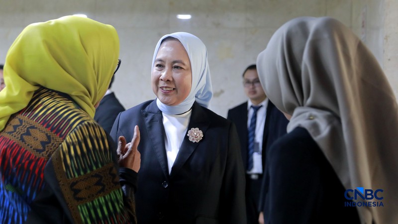 Gubernur BI terpilih Destri Damayanti (tengah), bersama Deputi Gubernur Senior BI senior terpilih Aida S. Budiman dan Deputi Gubernur BI terpilih M. Juhro menghadiri Sidang Paripurna ke-4 masa persidangan 1 tahun sidang 2026-2027 di kompleks Parlemen, Senayan, Jakarta, Selasa (1/9/2026). (CNBC Indonesia/Muhammad Sabki)