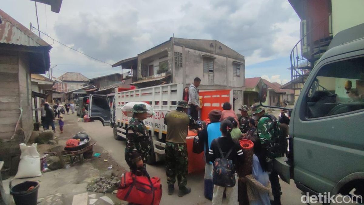 Warga Kuta Tengah di Karo Dievakuasi Akibat Erupsi Gunung Sinabung