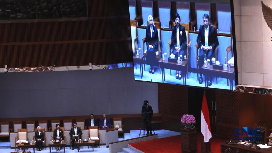 Gubernur BI terpilih Destri Damayanti (tengah), bersama Deputi Gubernur Senior BI senior terpilih Aida S. Budiman dan Deputi Gubernur BI terpilih M. Juhro menghadiri Sidang Paripurna ke-4 masa persidangan 1 tahun sidang 2026-2027 di kompleks Parlemen