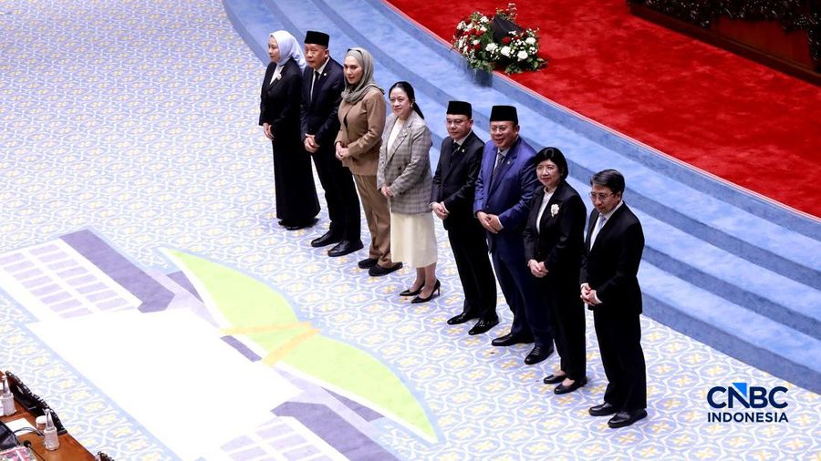 Gubernur BI terpilih Destry Damayanti (tengah), bersama Deputi Gubernur Senior BI senior terpilih Aida S. Budiman dan Deputi Gubernur BI terpilih M. Juhro menghadiri Sidang Paripurna ke-4 masa persidangan 1 tahun sidang 2026-2027 di kompleks Parlemen, Senayan, Jakarta, Selasa (1/9/2026).