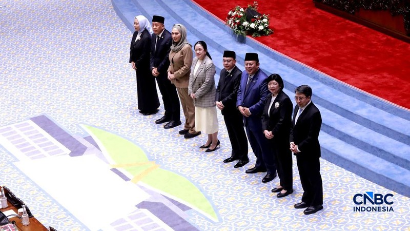 Gubernur BI terpilih Destry Damayanti (tengah), bersama Deputi Gubernur Senior BI senior terpilih Aida S. Budiman dan Deputi Gubernur BI terpilih M. Juhro menghadiri Sidang Paripurna ke-4 masa persidangan 1 tahun sidang 2026-2027 di kompleks Parlemen, Senayan, Jakarta, Selasa (1/9/2026).