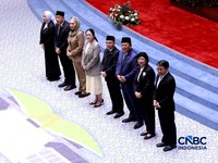 Gubernur BI terpilih Destry Damayanti (tengah), bersama Deputi Gubernur Senior BI senior terpilih Aida S. Budiman dan Deputi Gubernur BI terpilih M. Juhro menghadiri Sidang Paripurna ke-4 masa persidangan 1 tahun sidang 2026-2027 di kompleks Parlemen