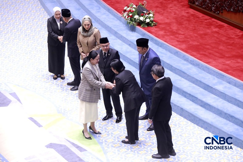Gubernur BI terpilih Destri Damayanti (tengah), bersama Deputi Gubernur Senior BI senior terpilih Aida S. Budiman dan Deputi Gubernur BI terpilih M. Juhro menghadiri Sidang Paripurna ke-4 masa persidangan 1 tahun sidang 2026-2027 di kompleks Parlemen, Senayan, Jakarta, Selasa (1/9/2026). (CNBC Indonesia/Muhammad Sabki)