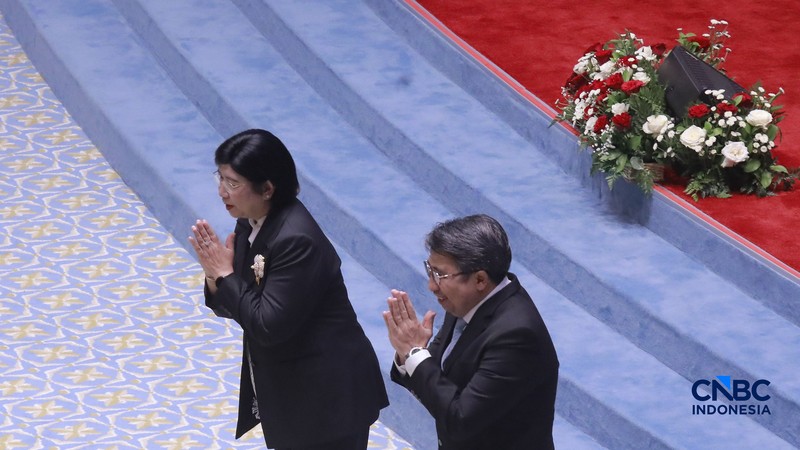 Gubernur BI terpilih Destri Damayanti (tengah), bersama Deputi Gubernur Senior BI senior terpilih Aida S. Budiman dan Deputi Gubernur BI terpilih M. Juhro menghadiri Sidang Paripurna ke-4 masa persidangan 1 tahun sidang 2026-2027 di kompleks Parlemen, Senayan, Jakarta, Selasa (1/9/2026). (CNBC Indonesia/Muhammad Sabki)