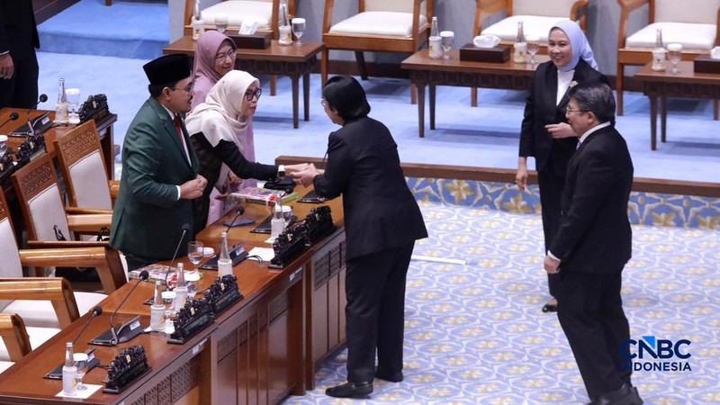 Gubernur BI terpilih Destry Damayanti (tengah), bersama Deputi Gubernur Senior BI senior terpilih Aida S. Budiman dan Deputi Gubernur BI terpilih M. Juhro menghadiri Sidang Paripurna ke-4 masa persidangan 1 tahun sidang 2026-2027 di kompleks Parlemen, Senayan, Jakarta, Selasa (1/9/2026).