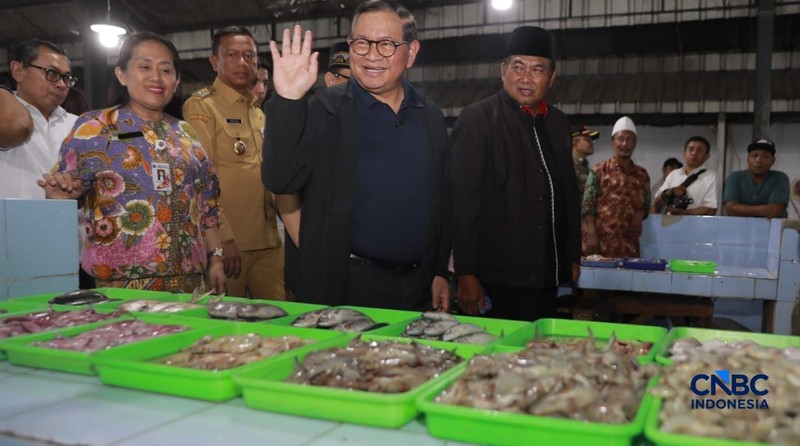 Gubernur Jakarta Pramono Anung menyapa dan berbincang santai dengan salah satu pedagang ikan di lokasi Binaan atau Lokbin Kramat Jati di Jakarta Timur, Selasa (1/9/2026). (CNBC Indonesia/Muhammad Sabki)