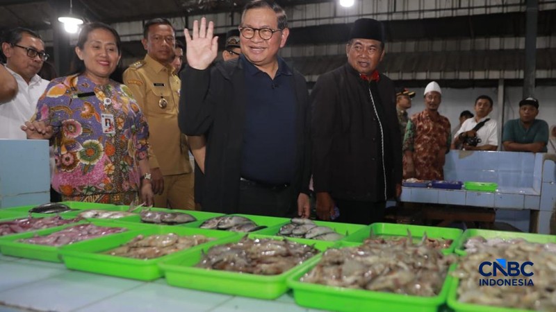 Gubernur Jakarta Pramono Anung menyapa dan berbincang santai dengan salah satu pedagang ikan di lokasi Binaan atau Lokbin Kramat Jati di Jakarta Timur, Selasa (1/9/2026). (CNBC Indonesia/Muhammad Sabki)