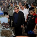 Gubernur Jakarta Pramono Anung menyapa dan berbincang santai dengan salah satu pedagang ikan di lokasi Binaan atau Lokbin Kramat Jati di Jakarta Timur, Selasa (1/9/2026). (CNBC Indonesia/Muhammad Sabki)