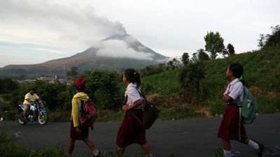 Gunung Sinabung Level Siaga, Warga Tetap Beraktivitas di Karo