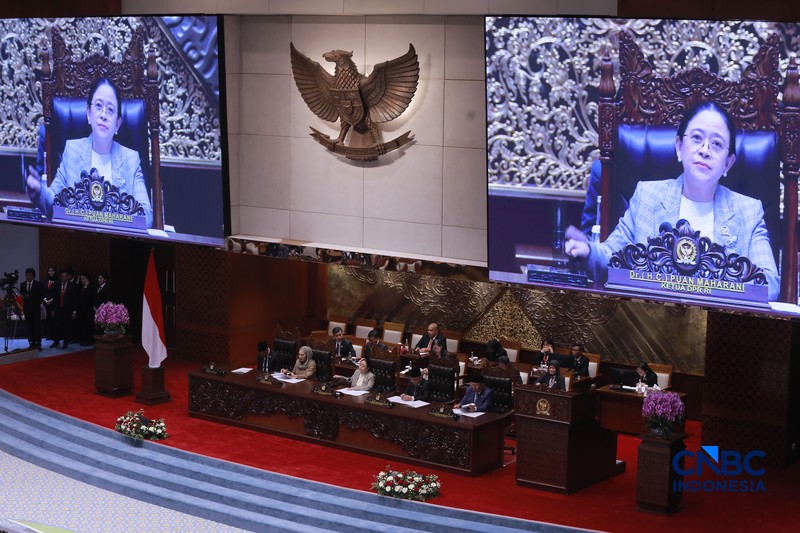 Gubernur BI terpilih Destri Damayanti (tengah), bersama Deputi Gubernur Senior BI senior terpilih Aida S. Budiman dan Deputi Gubernur BI terpilih M. Juhro menghadiri Sidang Paripurna ke-4 masa persidangan 1 tahun sidang 2026-2027 di kompleks Parlemen, Senayan, Jakarta, Selasa (1/9/2026). (CNBC Indonesia/Muhammad Sabki)