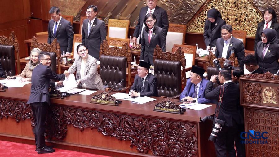 Ketua Komisi XI Mukhamad Misbakhun menyampaikan laporan pada sidang Paripurna ke-4 masa persidangan 1 tahun sidang (2026-2027) di kompleks Parlemen, Senayan, Jakarta, Selasa, (1/9/2026).