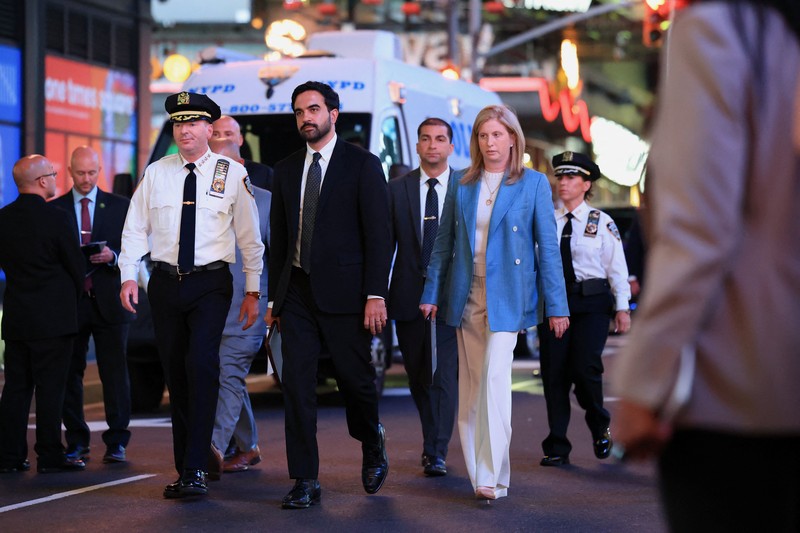 Anggota NYPD berjaga di lokasi kejadian penembakan yang melibatkan petugas kepolisian di Times Square, New York City, AS, pada 31 Agustus 2026. (REUTERS/Brendan McDermid)