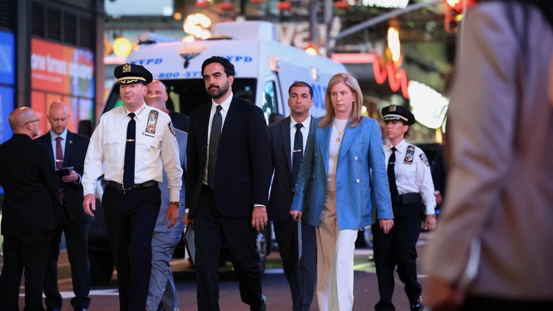 Komisaris NYPD Jessica Tisch dan Wali Kota New York City Zohran Mamdani tiba untuk konferensi pers di lokasi kejadian penembakan yang melibatkan petugas kepolisian, di Times Square, New York City, AS, pada 31 Agustus 2026.