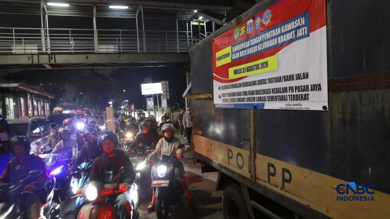 Gubernur Jakarta Pramono Anung menyapa dan berbincang santai dengan salah satu pedagang ikan di lokasi Binaan atau Lokbin Kramat Jati di Jakarta Timur, Selasa (1/9/2026). (CNBC Indonesia/Muhammad Sabki)