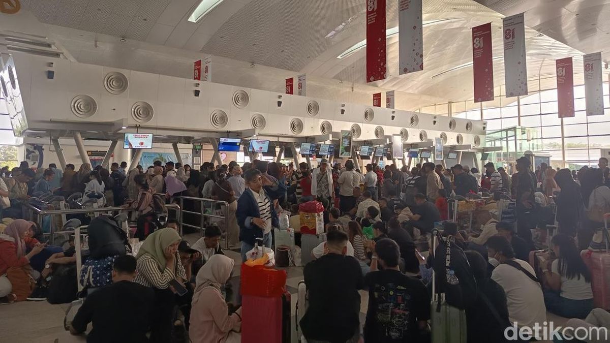 Cerita Penumpang Batal ke Penang Imbas Erupsi Sinabung, Pilih Nginap di Bandara