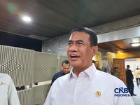 Menteri Pertanian sekaligus Kepala Badan Pangan Nasional (Bapanas) Amran Sulaiman saat ditemui usai rapat di Kompleks Parlemen, Jakarta, Selasa (1/9/2026). (CNBC Indonesia/Martyasari Rizky)