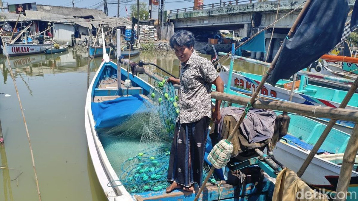 Nelayan Gisik Cemandi Sidoarjo Pilih Perbaiki Jaring Saat Cuaca Ekstrem