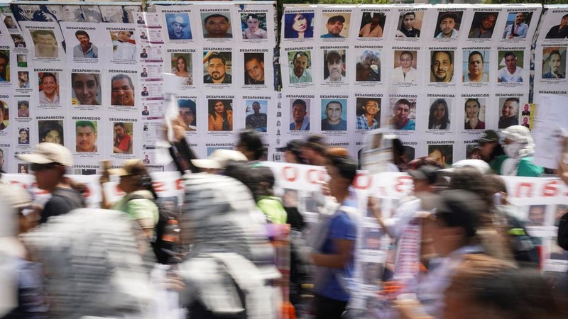 Orang-orang berjalan melewati poster orang-orang yang hilang dalam sebuah unjuk rasa untuk memperingati Hari Internasional Korban Penghilangan Paksa di Mexico City, Meksiko, pada 30 Agustus 2026.