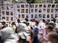 Orang-orang berjalan melewati poster orang-orang yang hilang dalam sebuah unjuk rasa untuk memperingati Hari Internasional Korban Penghilangan Paksa di Mexico City, Meksiko, pada 30 Agustus 2026. (REUTERS/Toya Sarno Jordan)