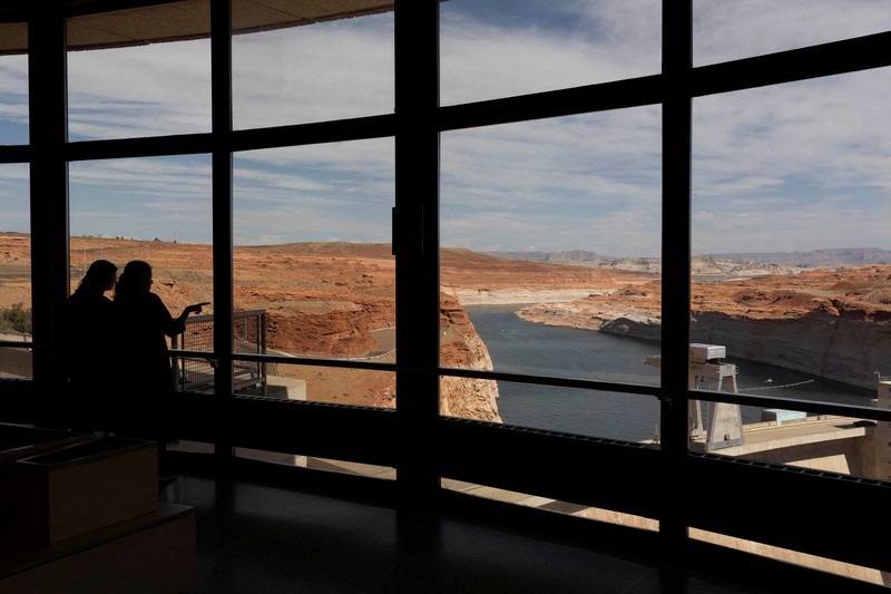 Bunga-bunga liar tumbuh di bagian Danau Powell yang telah mengering&mdash;sementara waduk vital tersebut berada pada tingkat ketinggian air terendah yang pernah tercatat&mdash;di Kawasan Rekreasi Nasional Glen Canyon, Utah, tepat di seberang perbatasan negara bagian dari Page, Arizona, AS, pada 30 Agustus 2026. (REUTERS/Rebecca Noble)